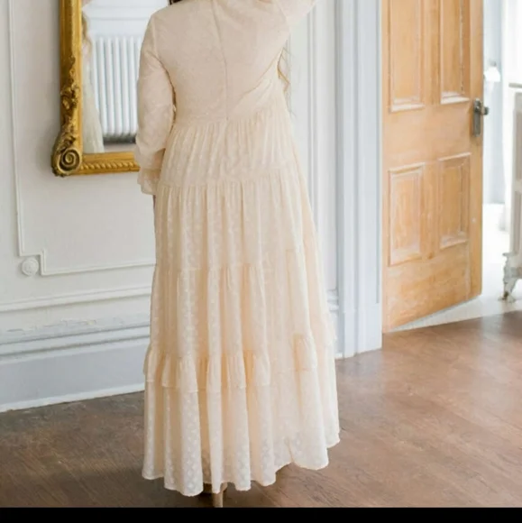 SOLD 🤍Lady Juliette Dress🤍 - Picture 4 of 5